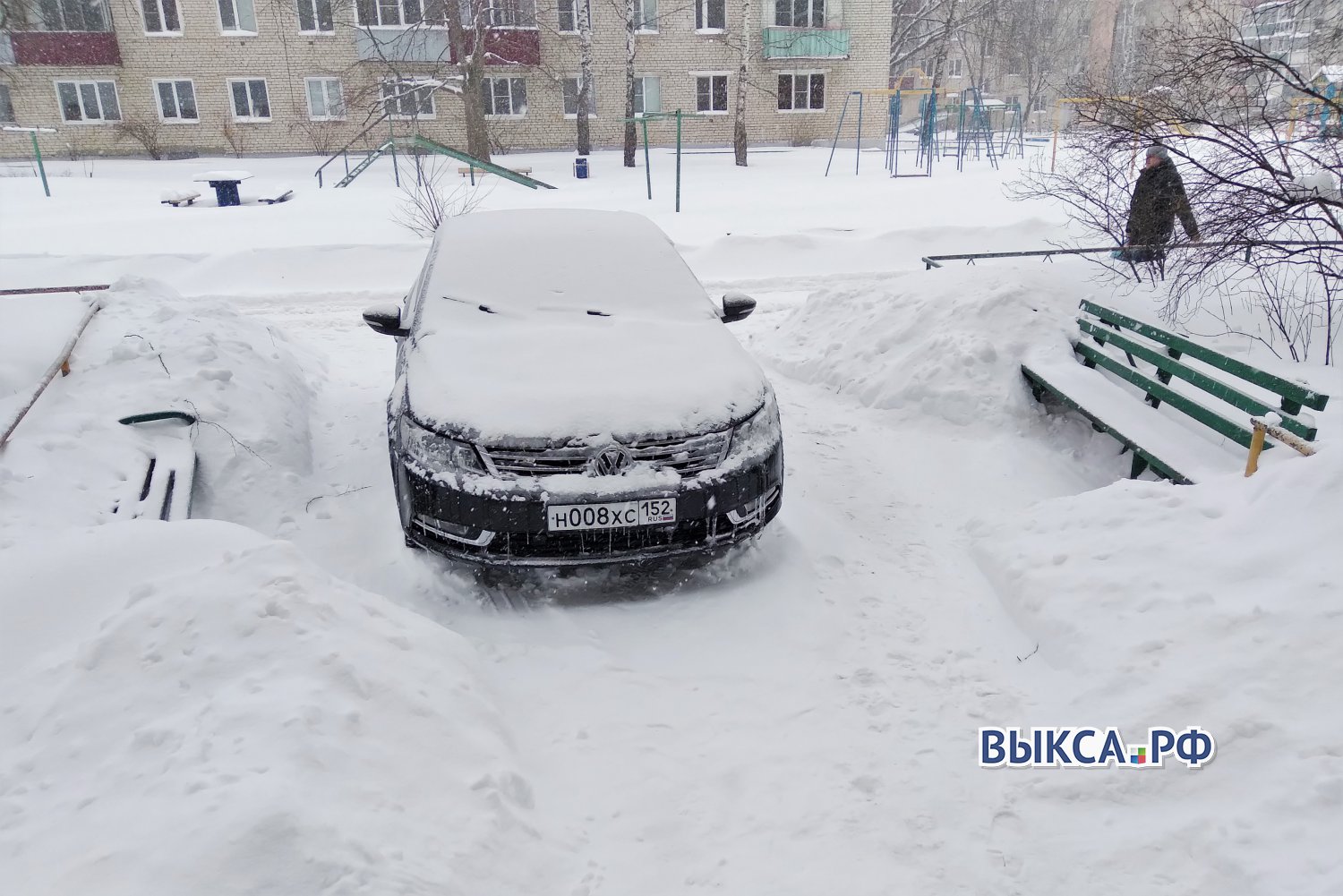 Автохам припарковался у двери чужого подъезда